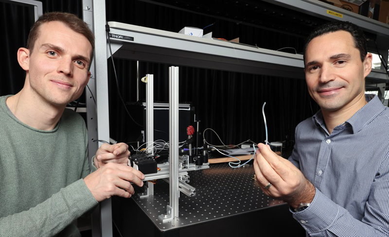 Fiber technique: Andreas Leber, left, and Fabien Sorin. Photo: EPFL.