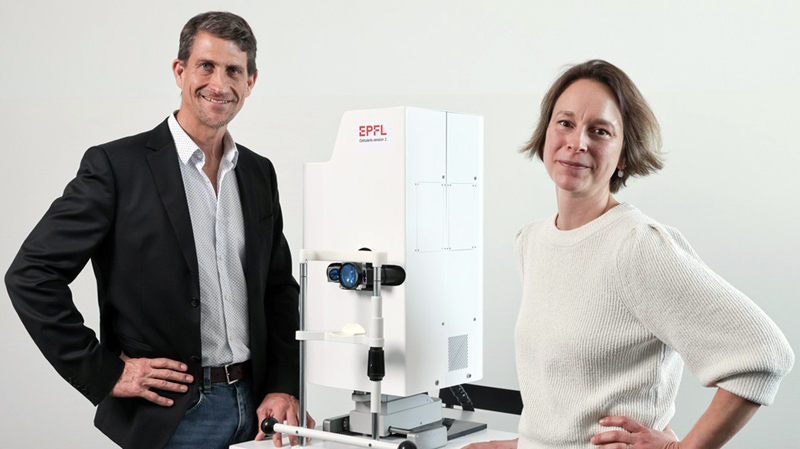 A new device for early diagnosis of degenerative eye disorders. Christophe Moser and Laura Kowalczuk with the Cellularis prototype which can inspect the pigmentary epithelium. &copy; 2022 Alain Herzog / EPFL.