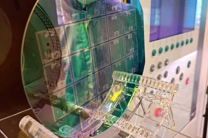 Wafers with multiple, integrated, nanophotonic chips are necessary to develop a compact system for food analysis in the QPSPEC project. Photo: AMO.