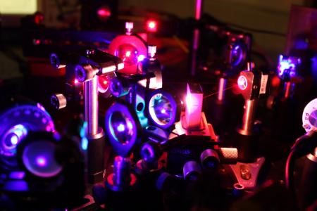 Scientists at the LZH develop new laser beam sources for project QSPEC that can be used to generate quantum frequency combs. Photo: LZH.