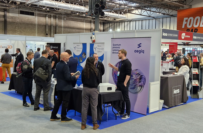 Aegiq presented its iSPS&trade;-925 low-noise, on-demand source of indistinguishable single photons. Photo: Matthew Peach.