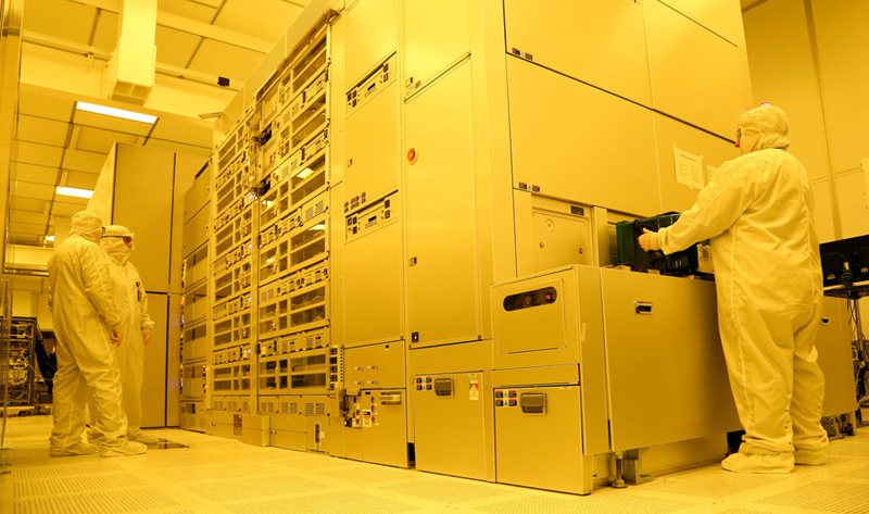 Clean-room technicians at the AIM Photonics NanoTech chip fabrication facility in Albany, New York. Credit: SUNY Polytechnic Institute.