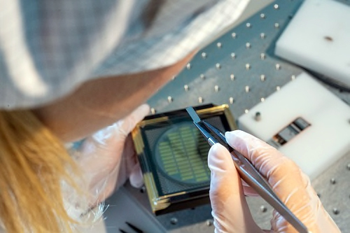 Preparing a photonic chip for the next step in the process. Credit: Q.ANT GmbH.