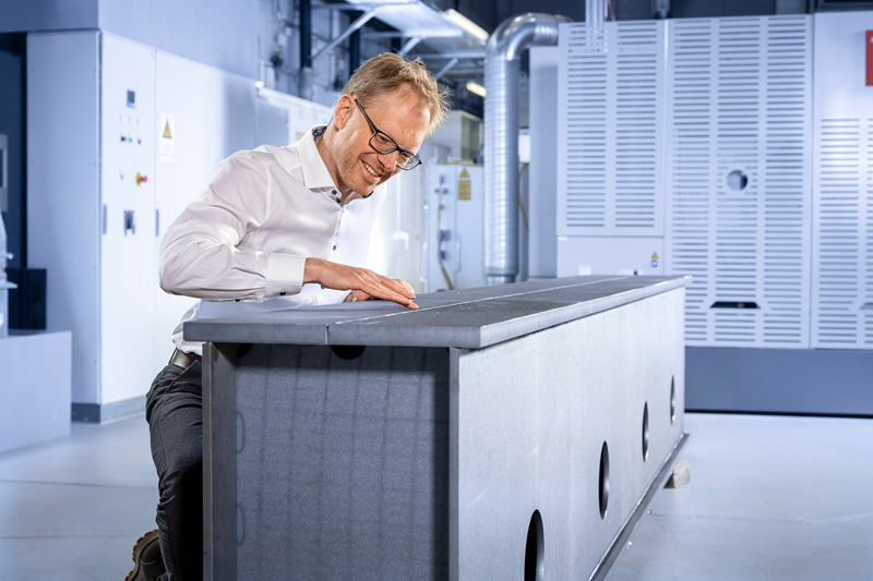 Researchers at the Fraunhofer IWS used an indoor crane segment made of S355J2 structural steel (4 by 0.75 by 0.5 meters) to demonstrate that the laser MPNG welding process they had developed reduces energy costs by up to 80 percent and filler material consumption by up to 85 percent compared to conventional welding processes. &copy; Fraunhofer IWS/Ren&eacute; Jungnickel