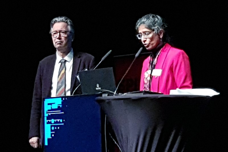 Prof. Anita Mahadevan-Jansen, of Vanderbilt University (United States) who is 2022 SPIE President, presents the 2022 SPIE Mozi Award to Thomas Ebbesen, who is Director of The Institute for Advanced Study at the University of Strasbourg and CNRS. Photo: Matthew Peach,optics.org.