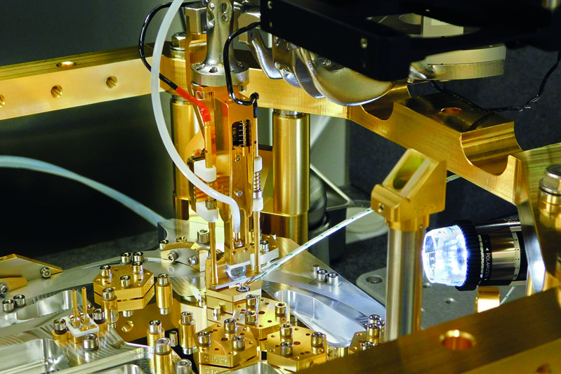 Soldering the first optics of the EQM. &copy; Fraunhofer ILT, Aachen, Germany.