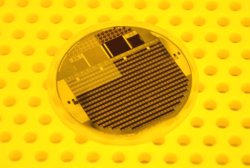 Thanks to improved antireflection layers, the efficiency of the best four-junction solar cell to date improved from 46.1 to 47.6 percent. &copy; Fraunhofer ISE.