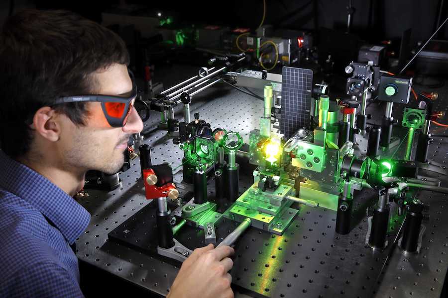 Sensors using NV centers in diamond could measure the magnetic fields of heart and brain activity  to detect diseases. Credit: Fraunhofer IAF.