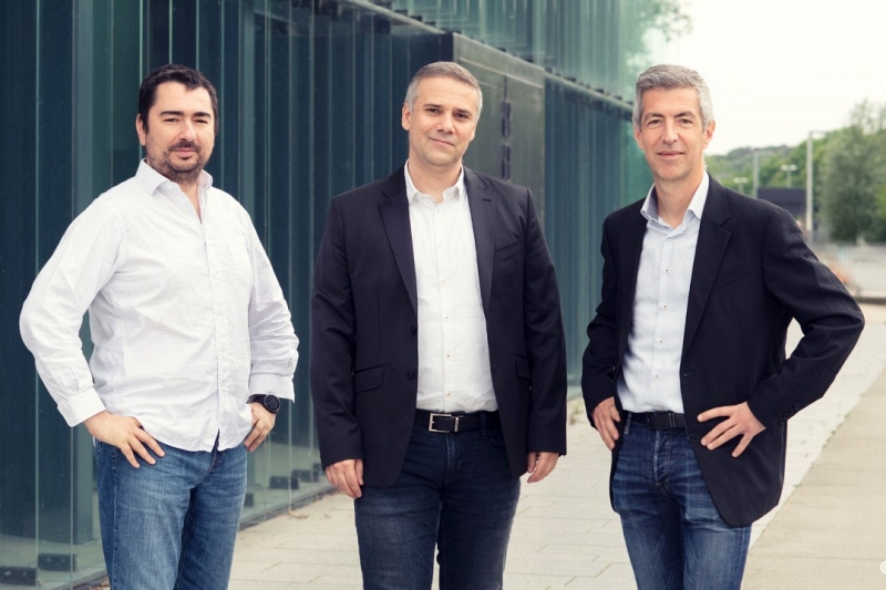 (l-r): Xavier Rottenberg, Fellow in Sensing and Actuation
Technologies at imec, and the scientist who first came up with
the idea behind Swave's technology; Swave CEO and founder Theodore Marescaux; Olivier Rousseaux, director of 'venturing development
