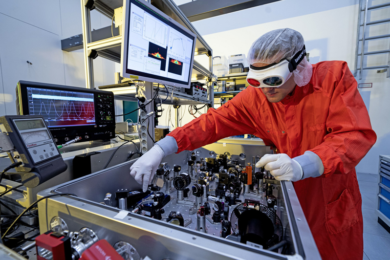 Generation of ultrashort laser pulses: image from the laboratory of co-author Alexander Weigel. &copy; Thorsten Naeser / LMU.
