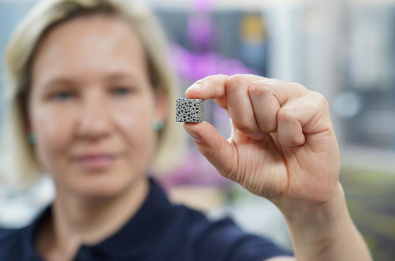 As part of the DFG research group 5250, the LZH is researching the additive manufacturing of dental implants. (Photo: LZH)