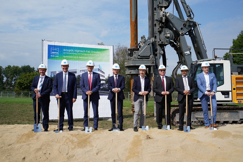 From left at the new Dresden site: Dr. Andreas Morak (Jenoptik site manager Dresden), Dr. Ralf Kuschnereit (Jenoptik head of the Advanced Photonic Solutions division), Dr. Stefan Traeger (Jenoptik President & CEO), Michael Kretschmer (Minister-President of Saxony), Stephan K&uuml;hn (Mayor and Dresden's Councillor for Urban Development, Construction, Transport and Real Estate), Hans-Dieter Schumacher (Jenoptik CFO), Hermann Spinner (CRC Clean Room Consulting), Julian Winkelhofer (Jenoptik head of Corporate Real Estate Management). Photo: Jenoptik/Benjamin Jehne.