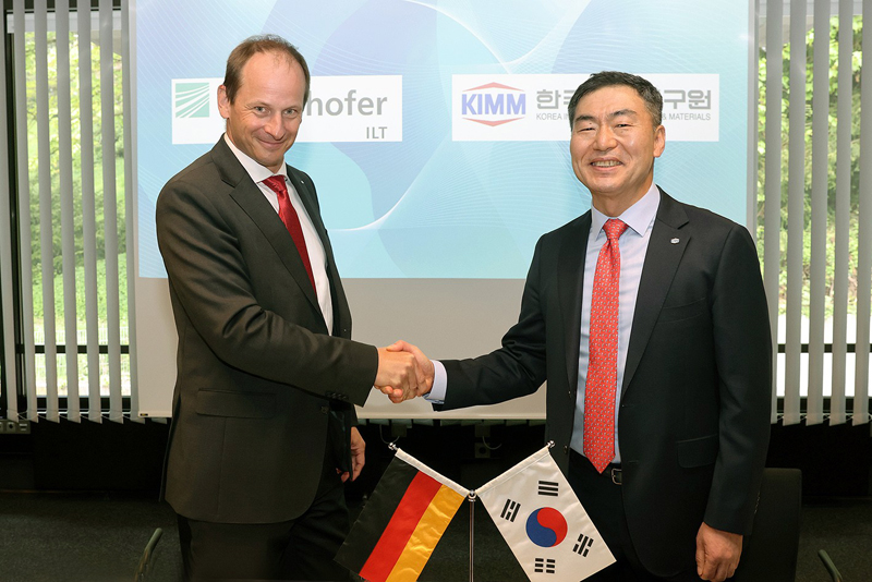 Prof. Dr. Constantin H&auml;fner, Director of Fraunhofer ILT and Dr. Sang Jin Park, President of KIMM, at the signing of the Memorandum of Understanding in May. &copy; AKL e.V. / Andreas Steindl.
