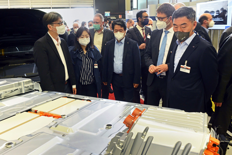 The Korean delegation visited the laboratories of Fraunhofer ILT, Europe's largest institute for applied laser technology, as part of AKL'22. Pictured is an Audi battery module for an electric vehicle. Comparatively small countries like Korea and Germany have been so successful economically because they have developed cutting-edge technologies in demand around the world. This also applies to laser technology, which has significantly helped the automotive industry in both countries succeed, for example. &copy; Fraunhofer ILT, Aachen, Germany.