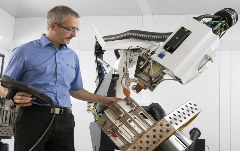 BrightLine Scan technology enables the laser beam to be guided by the robot and laser scanner simultaneously. Source: Trumpf.