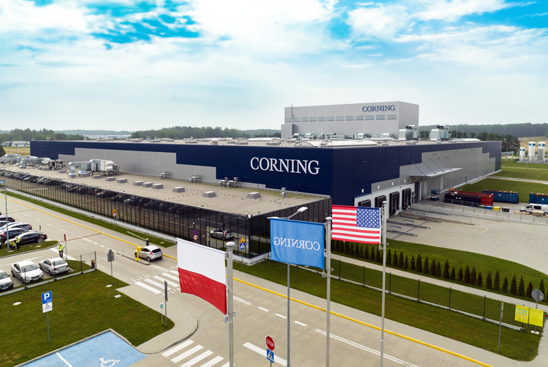Pole of excellence: Corning's new fiber facility is one of the largest in the EU.; part of Corning's globally focused investment in fiber and cable manufacturing. Source: Corning.