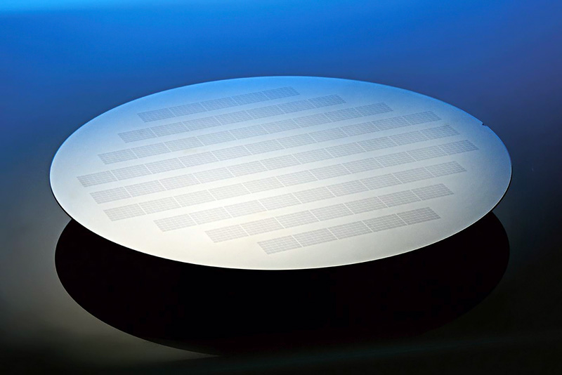 Gentle high-temperature crystallization: Fraunhofer ILT, together with Fraunhofer ISIT and IST, has developed a selective, laser-based crystallization process for the manufacture of MEMS sensor units directly on active circuits. &copy; Fraunhofer ILT.