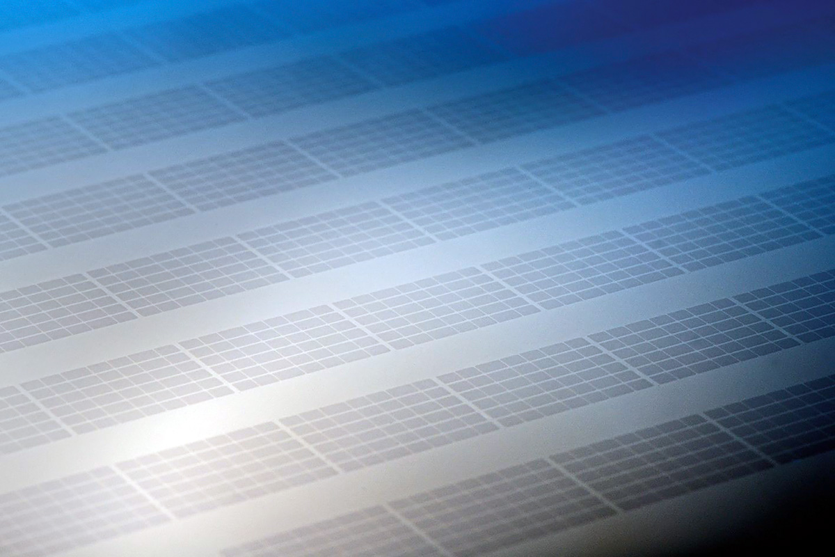 Detailed view of the silicon arrays selectively laser-crystallized by Fraunhofer ILT. &copy; Fraunhofer ILT.