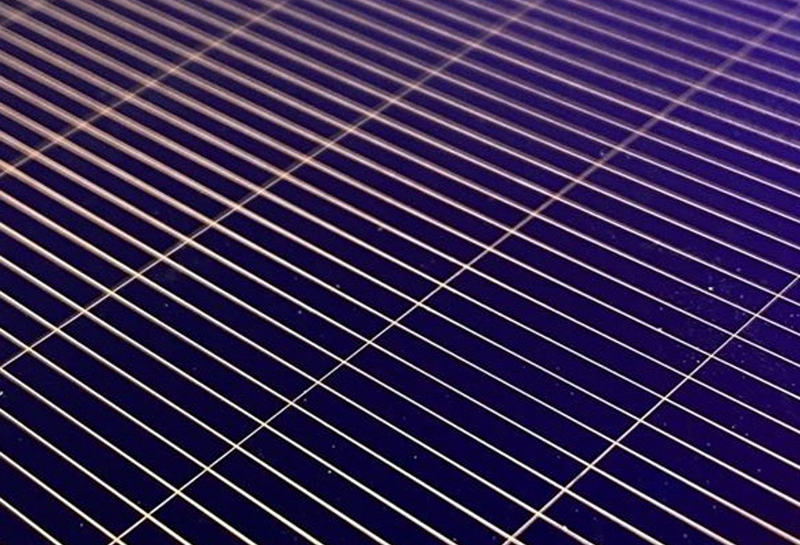 At just 19 micrometers in width, the copper contacts are extremely thin. As a result, the light-sensitive silicon layer does not experience much shading. &copy; PV2+