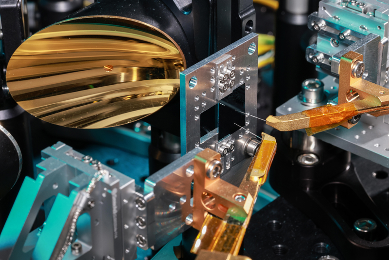 The HYLAB's chip with integrated photonic circuit made of lithium niobate. &copy; Alain Herzog.