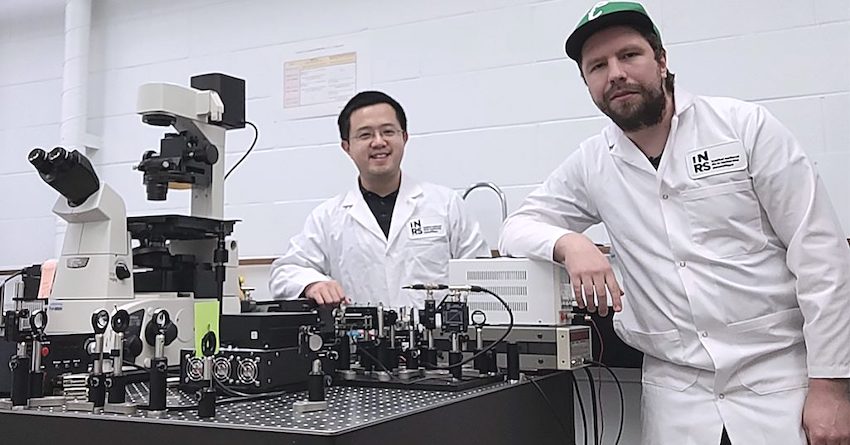 Professor Jinyang Liang and doctoral student Patrick Kilcullen in their laboratory at the &Eacute;nergie Mat&eacute;riaux T&eacute;l&eacute;communications Research Centre of the INRS. Credit: INRS.