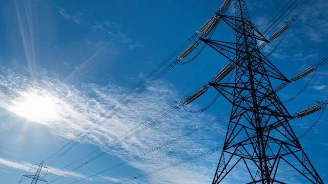 National Grid has deployed an overhead fiber optic operational telecommunications network across its electricity transmission infrastructure. Photo: National Grid.