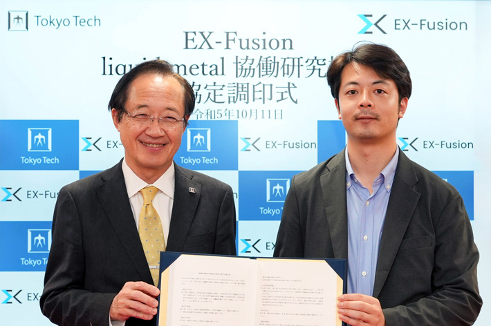 This week's signing ceremony. On the right is Kazuki Matsuo (EX-Fusion).