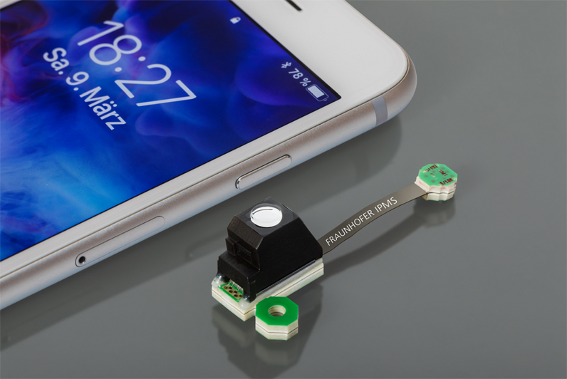 The near-infrared spectrometer measures just 10 mm x 10 mm and is 6.5 mm thick. It fits into any standard smart phone. The system leverages the camera module for the analysis. &copy; Fraunhofer IPMS.