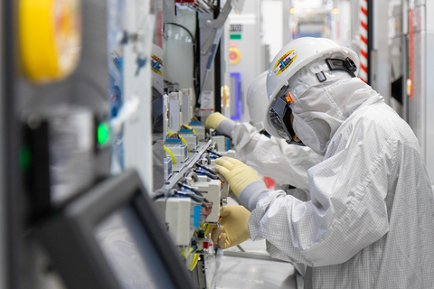 Intel manufacturing employees work in the cleanroom of Fab 34, the newest Intel manufacturing facility in Ireland. On Sept. 29, 2023, Intel announced that the factory in Leixlip, Ireland, was in high-volume production of computer chips using Intel 4 technology. (Credit: Intel Corporation)
