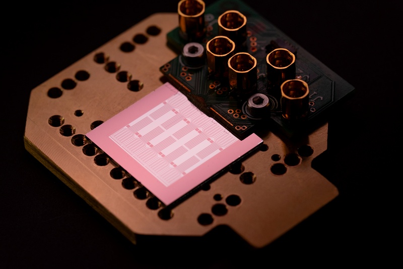 Photonic's novel approach to quantum computing harnesses the phenomenon of silicon color centers, or T centers, caused by defects in a silicon crystal lattice that sometimes absorb or emit light at telecom wavelengths. Connecting those centers via an optical fiber offers the potential for fault-tolerant quantum repeaters and processors, claims the Canadian startup. Photo: Business Wire.