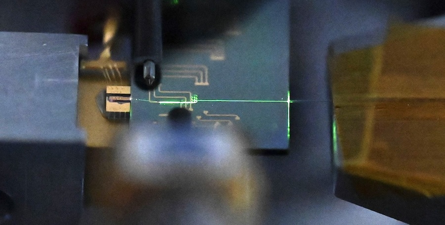 Caltech's miniaturized MLL device. Credit: Caltech.