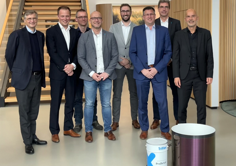 Representatives of Heliatek and Triflex entering partnership. Photo: Heliatek.