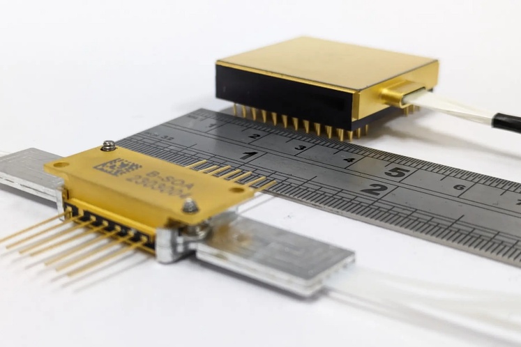 Baraja's fully integrated semiconductor optical amplifier (SOA), shown bottom-left, and bi-directional optical sub-assembly (BOSA), shown top-right. Image: Baraja.