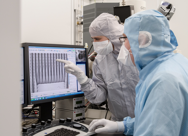 Researchers at Fraunhofer IOF observe the diamond structure under the scanning electron microscope. &copy; Fraunhofer IOF.