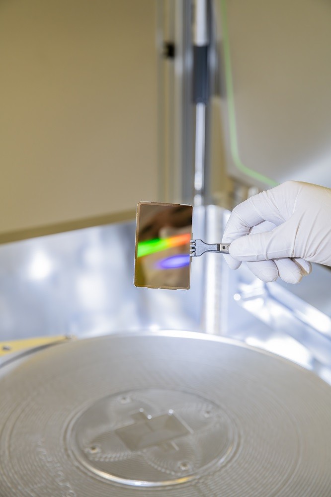 A diamond about the size of a credit card acts as a beam splitter. &copy; Fraunhofer IOF.