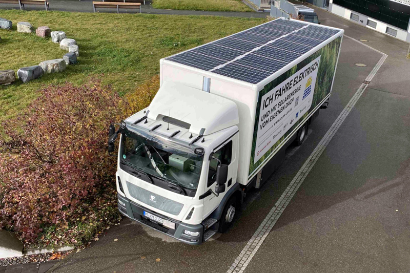 The solar modules integrated into the box body fully utilize the entire roof of the truck. &copy; Fraunhofer ISE.