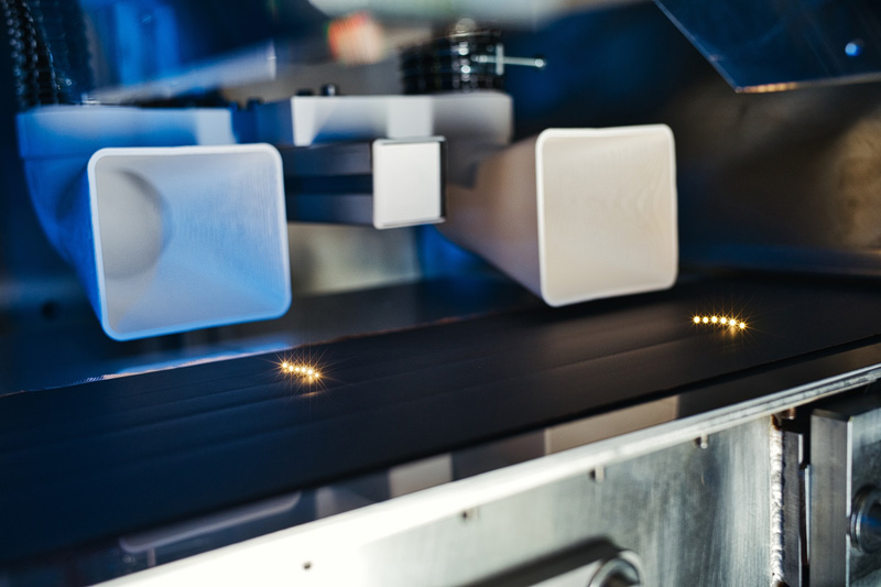 12 of the 24 partial beams in use: The optics developed by Pulsar Photonics structure the 300 mm wide band of the battery anode by means of the individual partial beams. This significantly improves power density and charging capability. &copy; Pulsar Photonics GmbH.