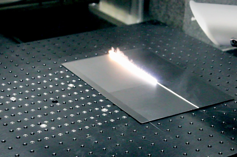 Ablation of a bipolar plate: Ultra-short pulse lasers have long since made the leap to industrial production and established themselves as a high-precision, digital all-round tool. &copy; Fraunhofer ILT, Aachen, Germany. 