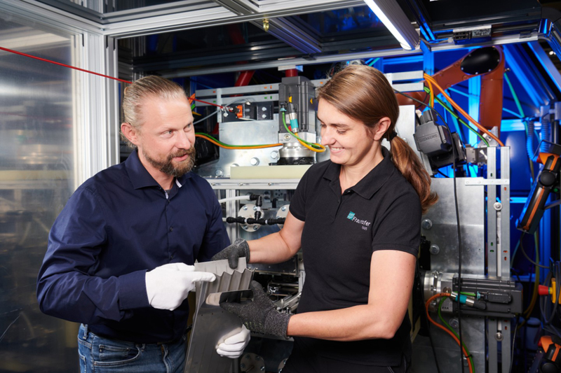 Fraunhofer IWS has developed a process to produce lightweight panels and profiles significantly faster as well as cheaper than with conventional methods. It eliminates the need for adhesives or other additional materials and facilitates the recycling of the lightweight structures produced. &copy; J&uuml;rgen Jeibmann / Fraunhofer IWS.