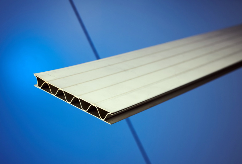 Instead of solid steel plates, sandwich plates are often used in lightweight construction. The new Fraunhofer IWS laser process welds filigree hollow chamber structures with cover sheets. &copy; J&uuml;rgen Jeibmann / Fraunhofer IWS.

