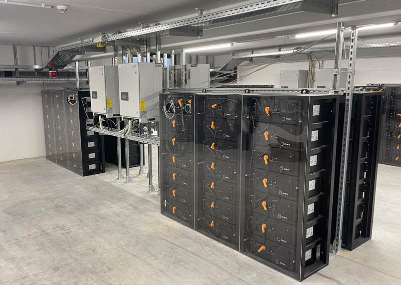 The modular battery storage units in the Haid project are charged using photovoltaics and integrated into the energy management system. The system is able to limit any load peaks that might occur by throttling the batteries' charging capacity. &copy; Fraunhofer ISE.
