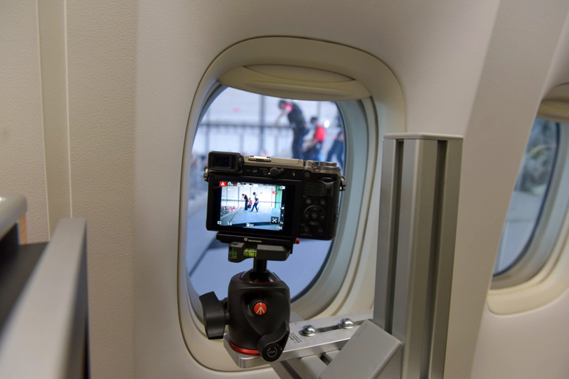 Photogrammetry allows the creation of 3D models based on images from a single camera. &copy; Swiss Air photo: Reto Hoffmann.

<cap 2>In the hangar, the measuring marks are placed precisely and glued to the wings.

<cap 1> The black measuring marks are necessary to be able to measure distances with just one camera. The rest is maths. &copy; Lufthansa Technik