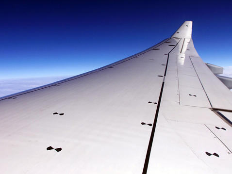 The black measuring marks are necessary to be able to measure distances with just one camera. The rest is maths. &copy; Lufthansa Technik.