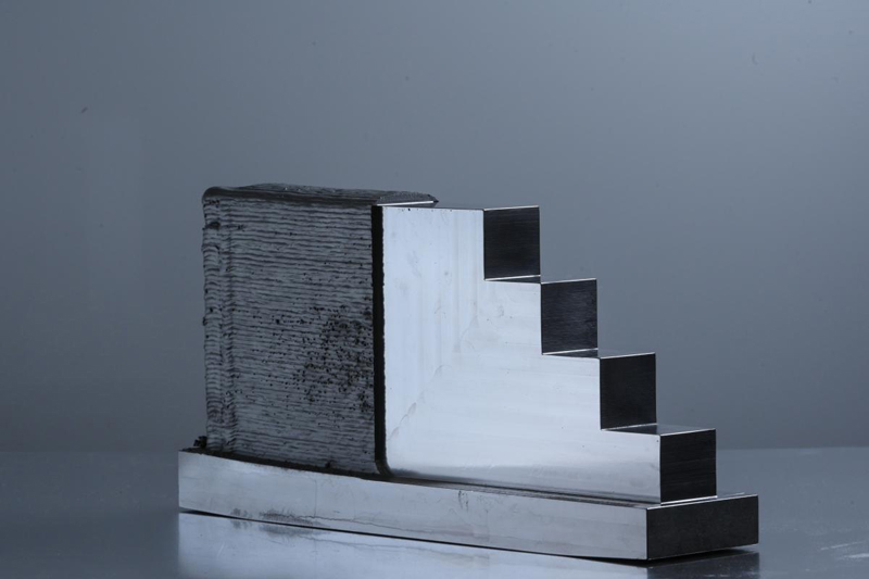Sample component produced by deposition welding with a mass of around 18 kilograms applied. (Photo: LZH).