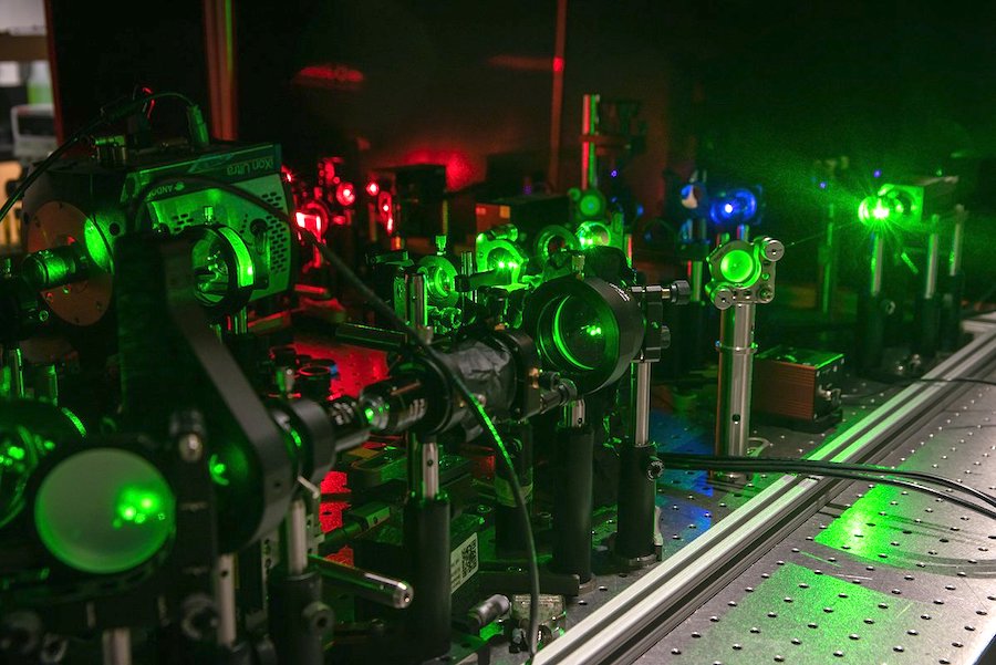 The quantum microscopy set-up used by the Caltech project. Credit: Lance Hayashida/Caltech.