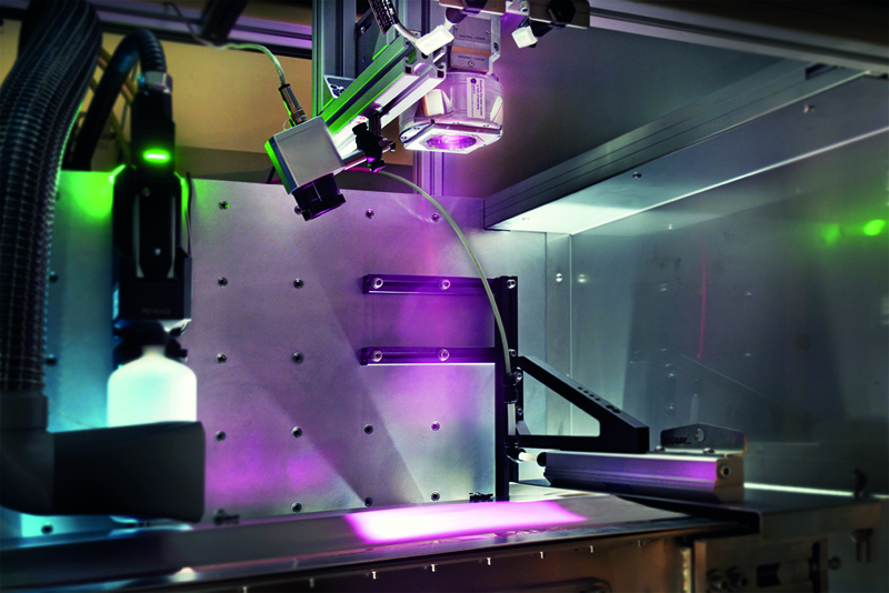 Drying with diode lasers: Thanks to the special optics, the laser radiates a larger area on the copper foil coated with graphite paste. The interaction between the graphite particles and the light energy generates heat and the liquid evaporates. &copy; Fraunhofer ILT, Aachen, Germany.