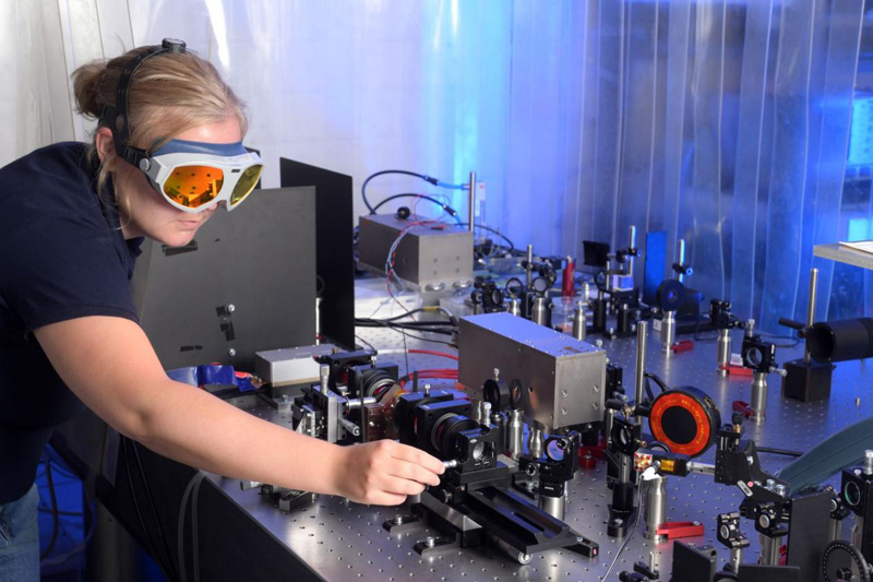 Using a special laser system, the LZH has tested the alexandrite crystals from European production for competitiveness. Photo: LZH.