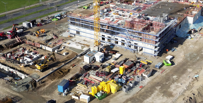 
Jenoptik is investing more than 70 million euros in new and state-of-the-art production facility for micro-optics and sensors. Discover more about the construction project and its progress, about the groundbreaking ceremony and the future design of the high-tech manufacturing facility. Construction work on the Jenoptik Group's new high-tech fab at Dresden Airport Park began on September 6, 2022. Image: Jenoptik.