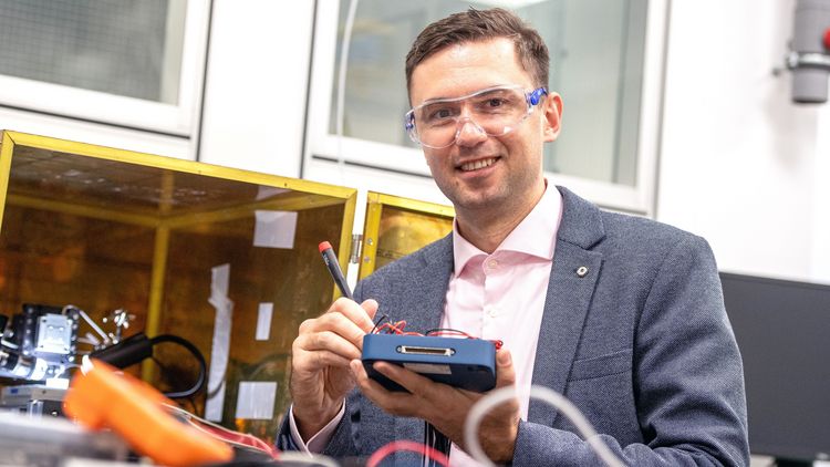 Dr. Dmitry Momotenko specializes in the 3D printing of metals. He wants to manufacture objects one atom at a time. Photo: UOL/Daniel Schmidt.