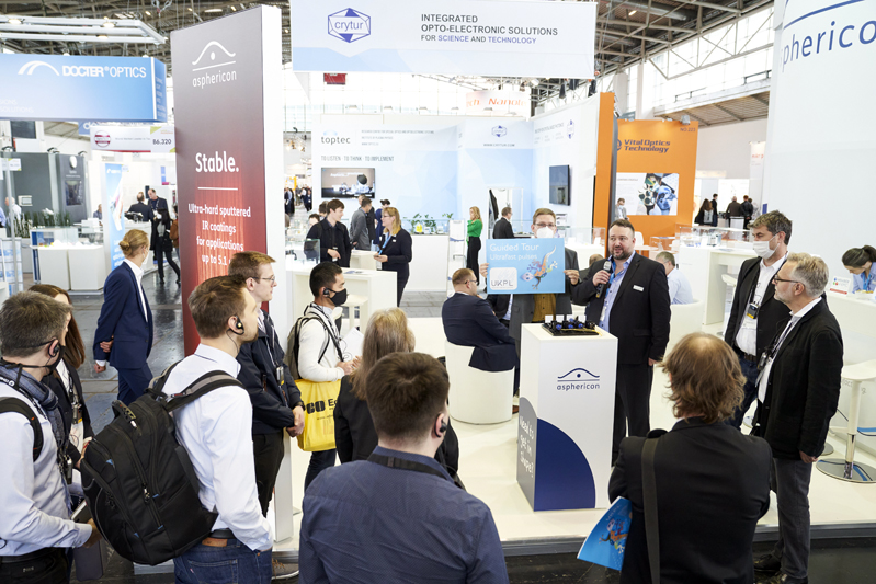 During the Guided Tours, experts from the ultrashort pulse laser network will guide visitors around the trade fair and provide compact insights into their field of work. Image: LASER World of Photonics / Messe Munich.